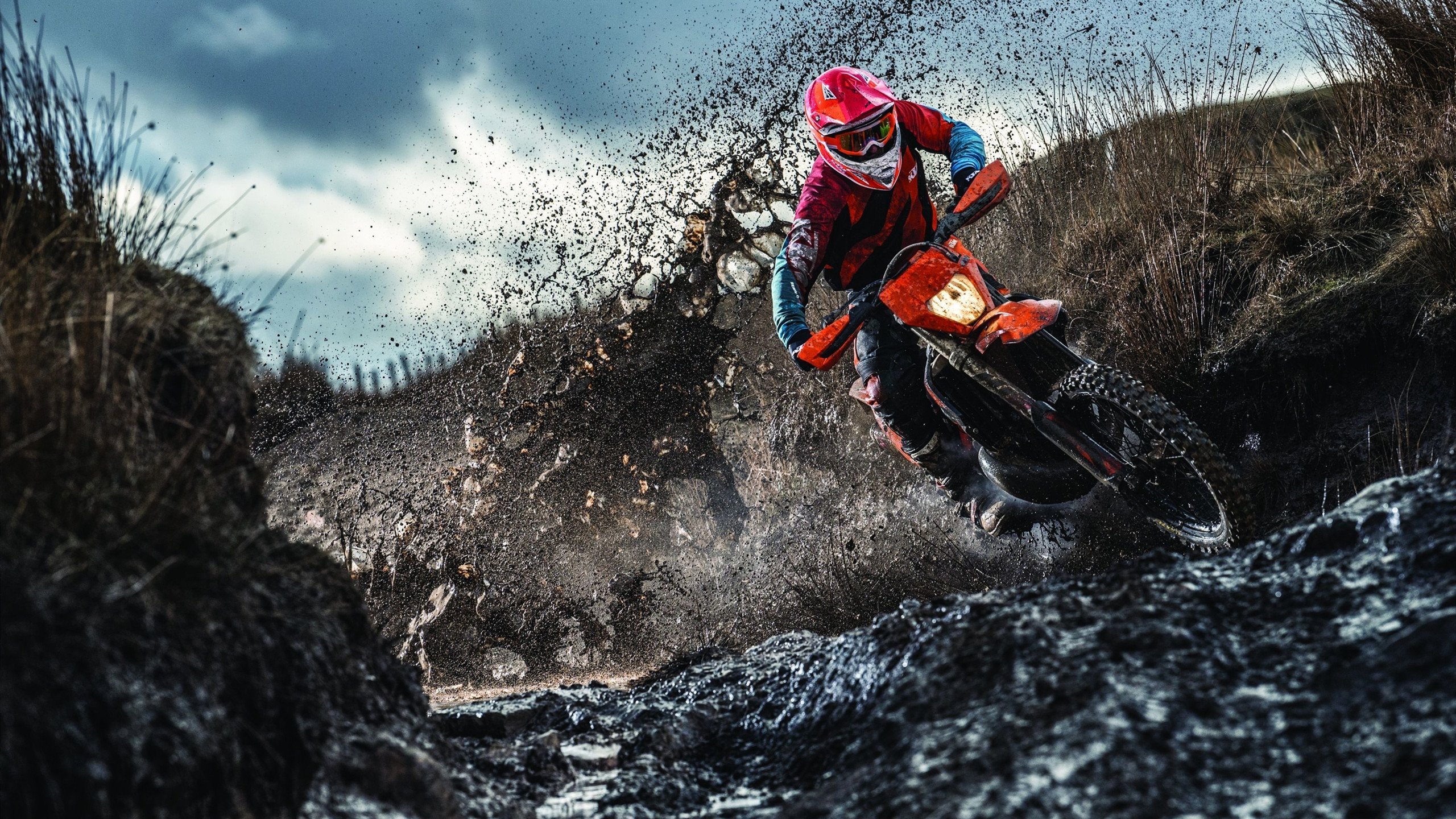 詹姆斯防守端表现积极多次干扰投篮，詹姆斯防守反击