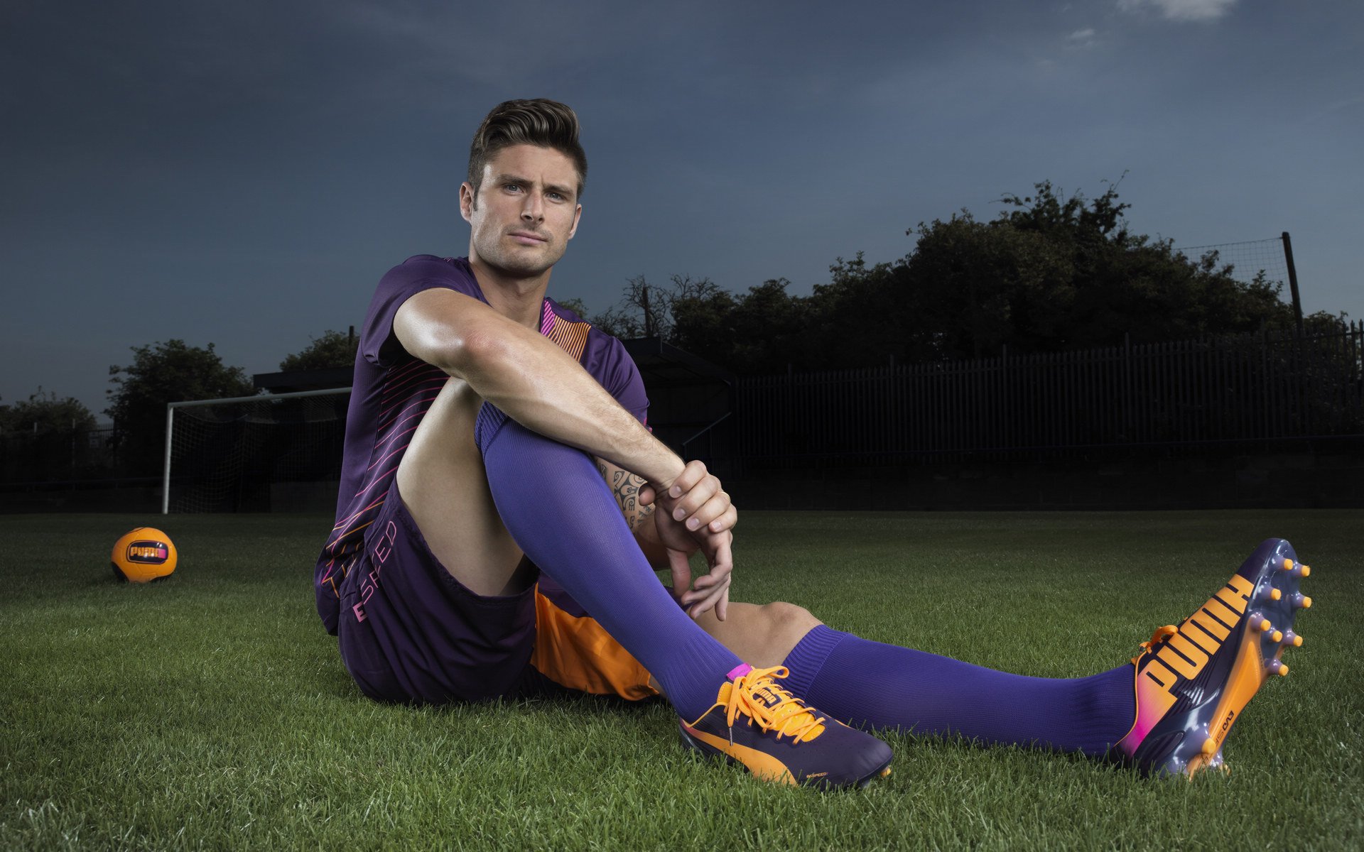 爱游戏-中国足球职业联赛推进球员场外行为规范，足球场人员